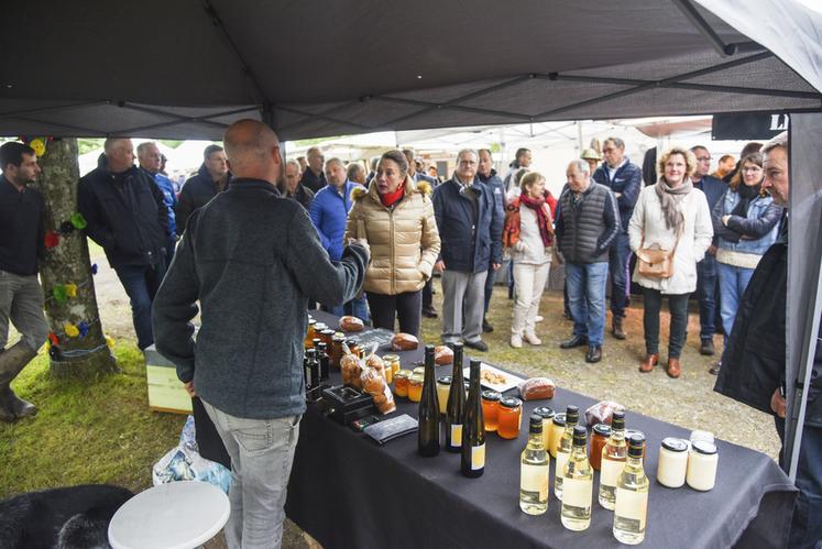 Le comice agricole Perche et Dunois a fait la part belle aux producteurs locaux, comme ici l'apiculteur Matthieu Pohu, installé à Bailleau-le-Pin.