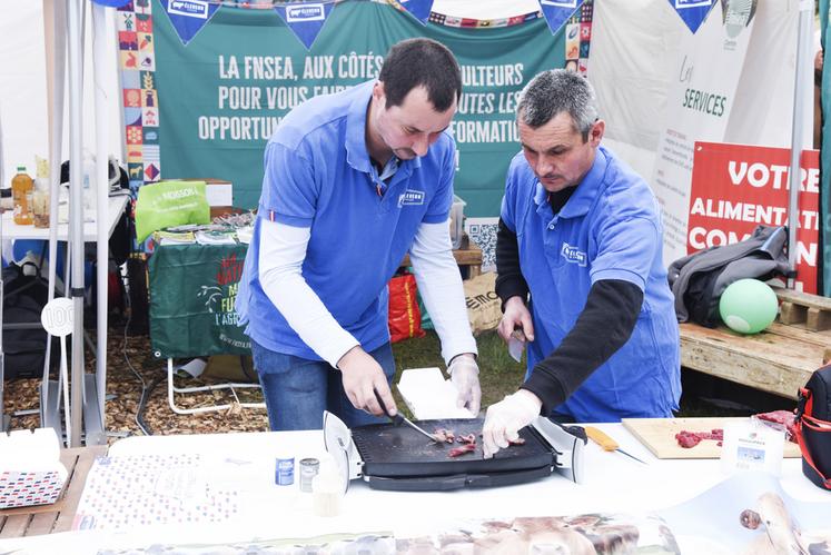 Sur le stand de la FDSEA d'Eure-et-Loir, le groupe Éleveur et engagé a proposé des dégustations de viande.
