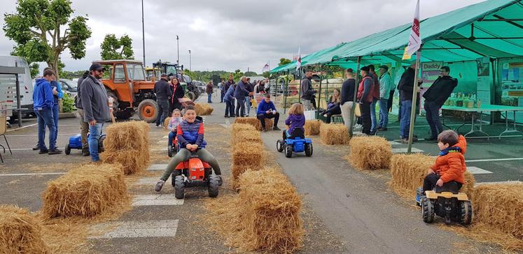 Samedi 1er juin, à Beaune-la-Rolande. Courses de tracteurs à pédales, moiss-batt-cross et tracteurs anciens ont animé la Journée de l’agriculture des JA.