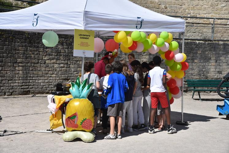 Les enfants, élèves d'écoles primaires, ont participé à des ateliers de cuisine et fabriqué du pain, qu'ils ont pu déguster par la suite. 