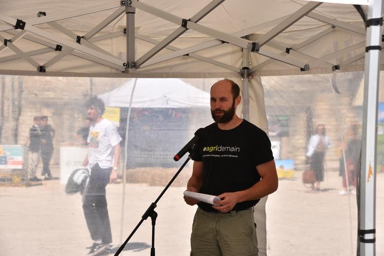 Basile Faucheux, président d'#agridemain, a expliqué la raison d'être des JNA et incité le public à « aller discuter avec les voisins agriculteurs » pour « démythifier les grandes problématiques qui n'ont pas lieu d'être ».