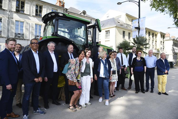 Le vendredi après-midi, les élus et acteurs locaux ont inauguré l'événement en déambulant de stand en stand. Le parcours s'est terminé devant un tracteur positionné face à la Loire.