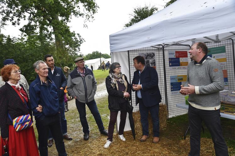 Bréau, vendredi 31 mai. Olivier Brossier présente aux officiels l'atelier de la chambre d'Agriculture de région Île-de-France.