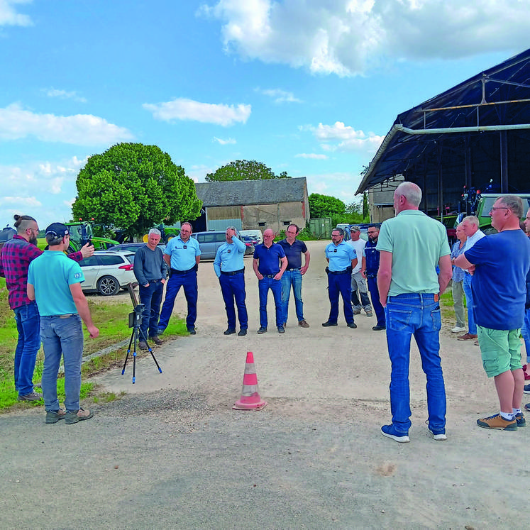 Mardi 4 juin, à Juranville. Les agriculteurs et gendarmes ont été captivés par les résultats du travail mené pendant plus d'un an auprès des administrateurs de la FNSEA 45.