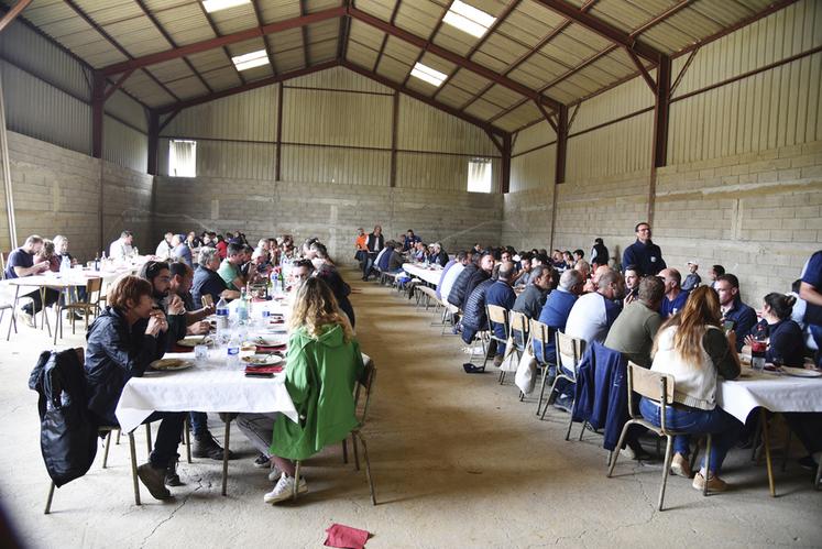 Mercredi 5 juin, à Boutigny-sur-Essonne. Après les ateliers du matin, un repas a rassemblé les participants, qui ont ensuite poursuivi la visite l'après-midi en assistant à des démonstrations.  