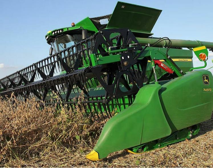 Les coupes à tapis John Deere peuvent recevoir un kit d’étanchéité pour éviter la perte de graine entre les tapis latéraux et le tapis central.