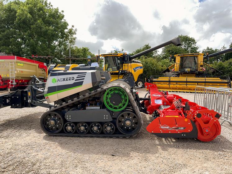 Vendredi 31 mai, à Fresnay-le-Comte. Le robot AgBot T2 d'AgXeed a été l'une des vedettes des portes ouvertes du groupe Lecoq.