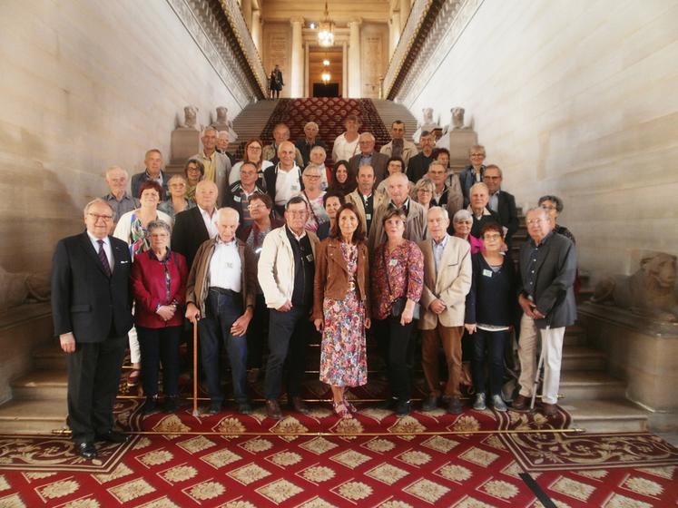 Les anciens posent dans l'escalier d'honneur du Sénat aux côtés de deux sénateurs seine-et-marnais, Pierre Cuypers et Anne Chain-Larché.