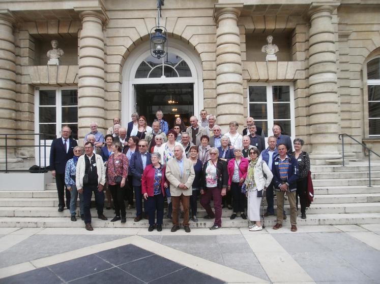 Paris, mardi 4 juin. Le groupe d'anciens au complet, prêt à visiter le Palais du Luxembourg. 