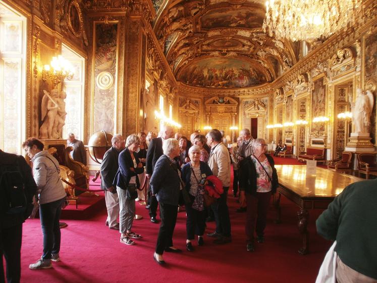 Visite de la salle des conférences avec un des décors les plus riches du Second Empire. 