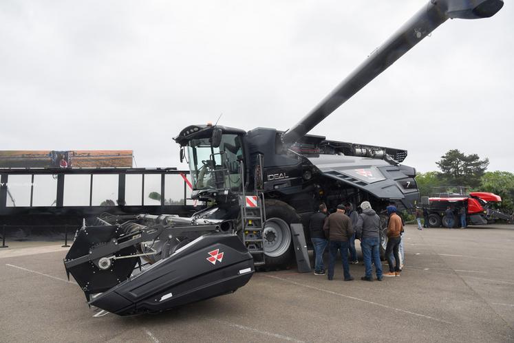 Mardi 28 mai, à Cloyes-sur-le-Loir. Répartis en petits groupes, une centaine d'agriculteurs ont participé à cette étape du Massey Ferguson eXperience Tour.