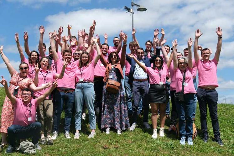 Symbole de l'envie d'avancer ensemble à l'échelle des six départements de la région, la trentaine de congressistes JA du Centre-Val de Loire a arboré une tenue rose remarquée pendant toute la durée du congrès.