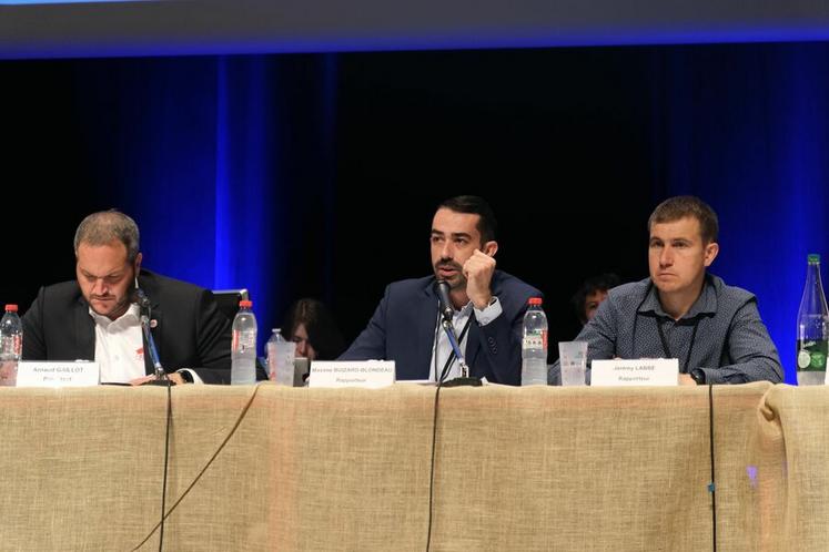 Maxime Buizard Blondeau (au c.) était l'un des trois rapporteurs du rapport d'orientation débattu puis adopté par le réseau JA au deuxième jour du congrès.