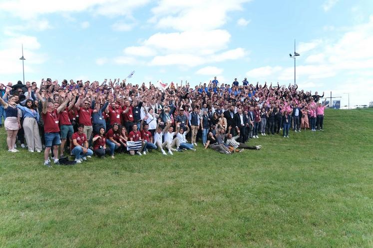 Entre temps studieux et conviviaux, les JA de toute la France ont pris la pose avant de se fixer l'objectif de rassembler le monde agricole dans huit mois lors du renouvellement général des Chambres. 