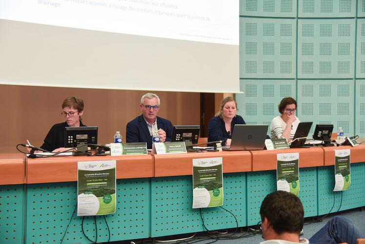 Le 10 juin, à Chartres. Emmanuelle Lherbette et Thierry Savoie (à g.), pour la partie levier agronomique, Anne-Laure Dufretel (à d.), de la DDT, pour les aspects réglementaires, ont participé sous la houlette d'Élodie Levacher, aux Universités du soir sur la nouvelle directive Nitrates.