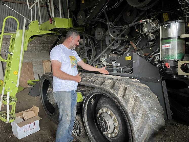 Nicolas Galpin a opté pour des chenilles pour faciliter ses déplacements sur route et en ville et limiter le tassement des sols.