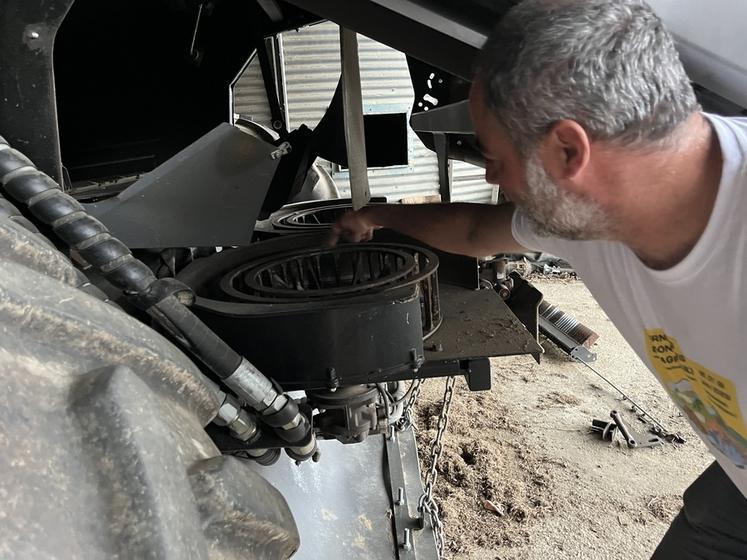 Le broyage des menues-pailles est une autre spécificité de la moissonneuse-batteuse de Nicolas Galpin.