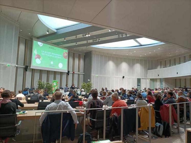 En rencontrant des élus et responsables du syndicat mixte, les participants ont pu appréhender comment Terres de Sources apporte des solutions adaptées aux enjeux locaux.