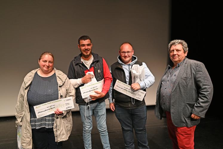 Natacha Cheron et Romain Termeau, de l'exploitation Chouettons, ainsi que Jean-Philippe Veron-Dubois, du Domaine de l'Hirondelle, ont reçu un chèque de 3 000&nbsp;euros et les félicitations de François-Xavier Rone, président de la FNSEA&nbsp;41. 