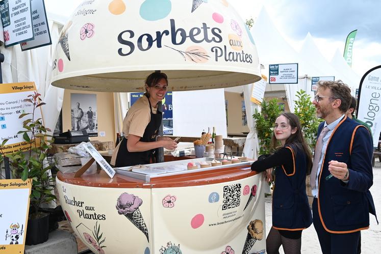 Jeanne Hermant, gérante du Rucher aux plantes, proposait aux visiteurs ses sorbets aromatiques, au sein du village Sologne. 