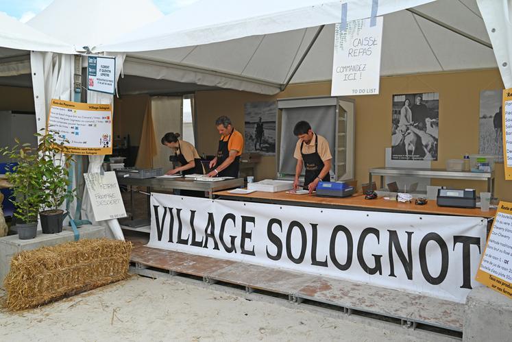 Cette année, le village solognot, composé d'une dizaine de producteurs locaux, a proposé de la restauration avec des produits issus de la Sologne. 