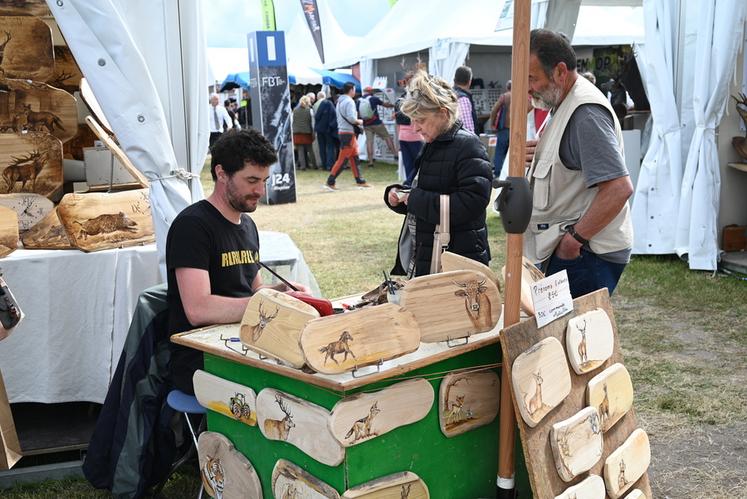 Des artistes proposaient des œuvres personnalisées dans les allées du plus grand salon de la chasse en France, à Lamotte-Beuvron. 