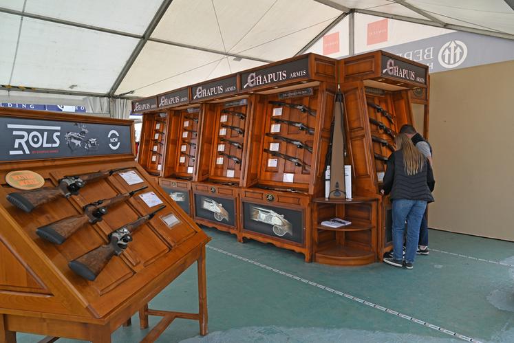 Comme tous les ans, les visiteurs ont afflué sur les stands des armuriers, proposant plusieurs gammes d'armes à tir dédiées à l'activité de la chasse. 