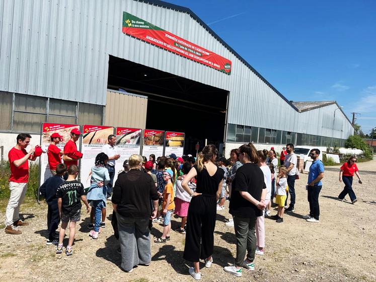 De nombreux visiteurs ont découvert l'exploitation agricole à l'occasion des JNA. 