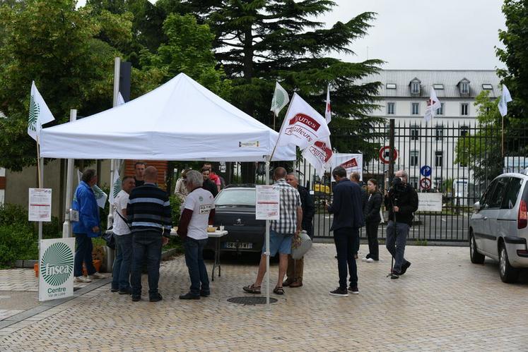 Mercredi 19 juin, à Orléans. Dès 10 heures, les élus de la FNSEA et de JA 45 étaient devant les grilles de la DDT.