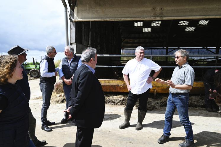 L'éleveur bovin allaitant a expliqué son métier aux participants, dont Jean-François Guihard, président d'Interbev et de la Fédération des bouchers de France. 