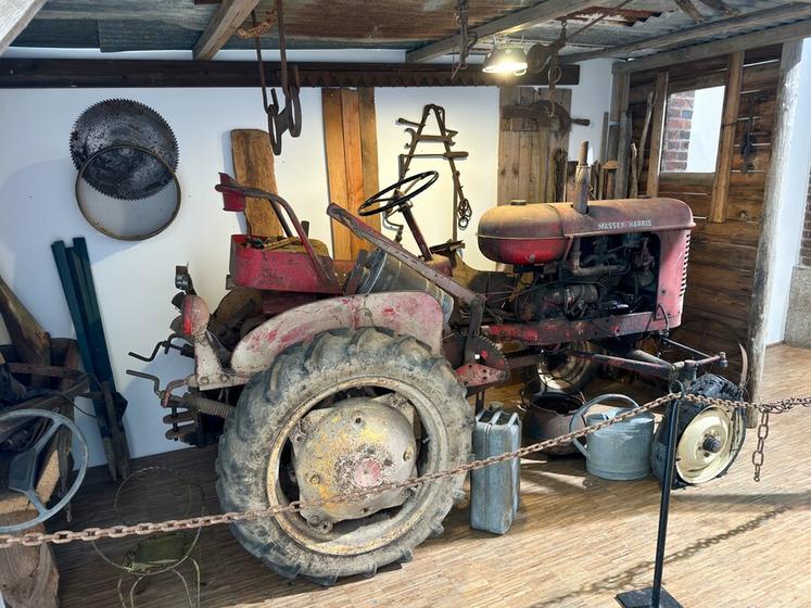 À l'intérieur du Compa, une exposition proposait trois versions du Massey Harris Pony 312 dans différents états de restauration et ici comme on peut le retrouver au fond d'une grange, dans son jus.