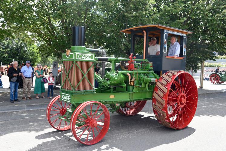 Samedi 22 juin, à Chartres. Pièce emblématique du Compa, le vénérable Case 20/40 de 1912 a ouvert les défilés de la dizaine de tracteurs sortis des collections.