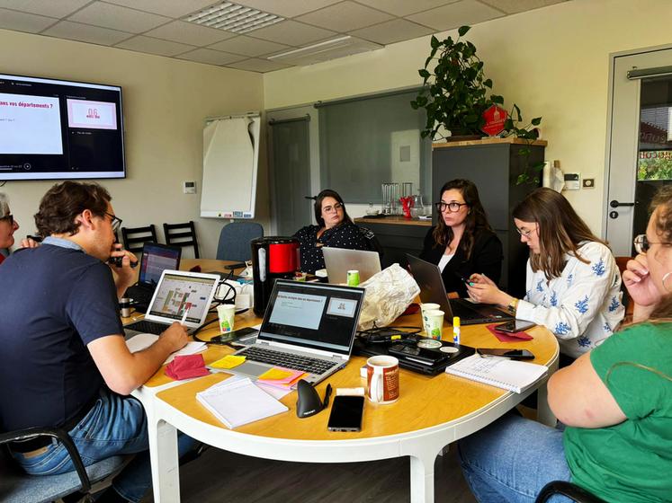 Jeudi 20 juin, à Orléans. Ambiance studieuse dans les locaux de JA Centre-Val de Loire lors de la réunion des collaborateurs.