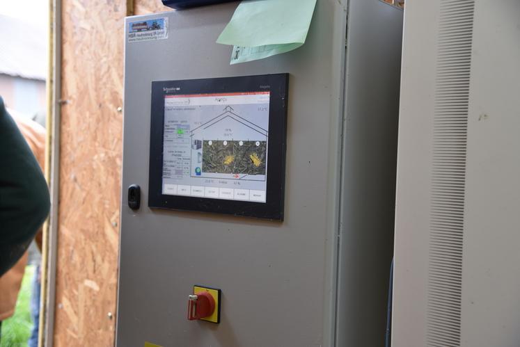 Une console permet de vérifier et piloter le niveau d'humidité dans les cases.