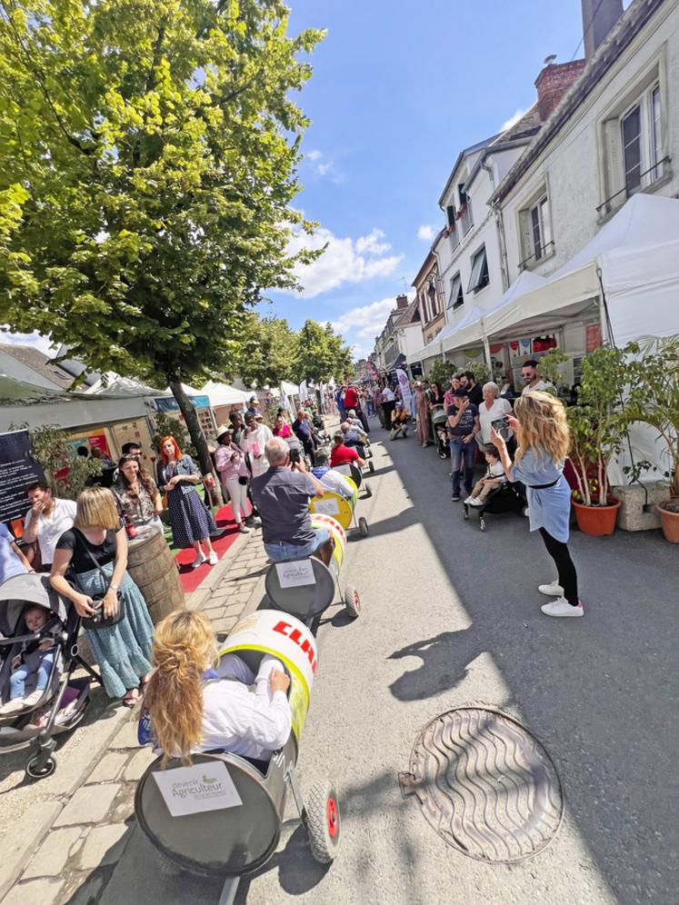 Le petit train de JA 77 attire tous les regards en déambulant dans les rues de la foire.