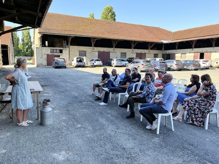 Vaudoy-en-Brie, mardi 25 juin. Rencontre avec des candidats de la 4e circonscription (Provins). De g. à d. : Isabelle Guillet, représentant Nicolas Fauveau (Re!), Julien Lomongi (RN) et Isabelle Périgault (LR).