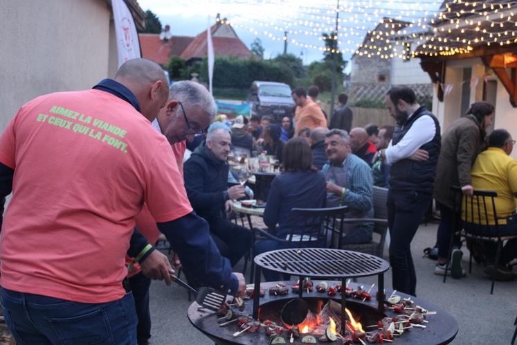 Vendredi 31 mai, à Sennevières (Indre-et-Loire). Une centaine de personnes ont participé aux Rencontres à table Centre-Val de Loire. Des brochettes flexitariennes à base de viande bovine régionale et de légumes de saison étaient cuites au braséro.