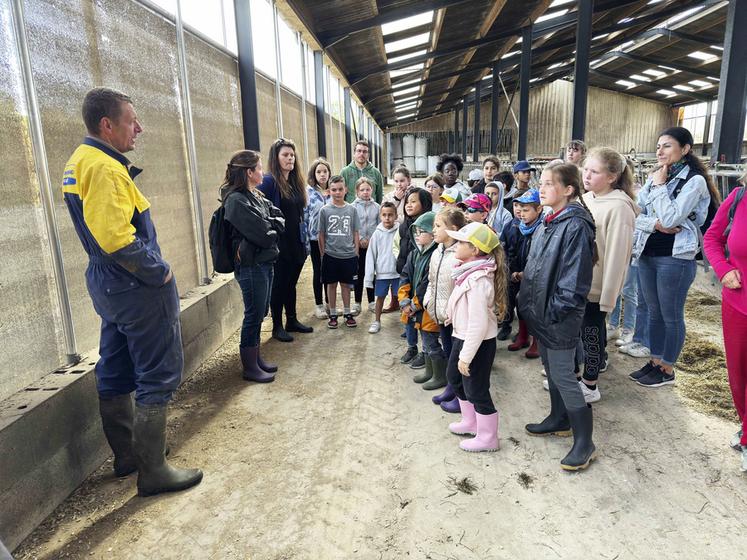 Lundi 10 juin, à Champrond-en-Gâtine. Les élèves de l'école Henri-Ramolet de Luisant ont écouté attentivement les explications d'Yvon Guyon sur le fonctionnement du Gaec Beaudoux.