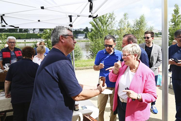 Benoît Lonqueu, gérant de la Ferme du chat blanc et élu à la chambre d'Agriculture de Loir-et-Cher, a profité du marché de producteurs pour faire découvrir ses produits.