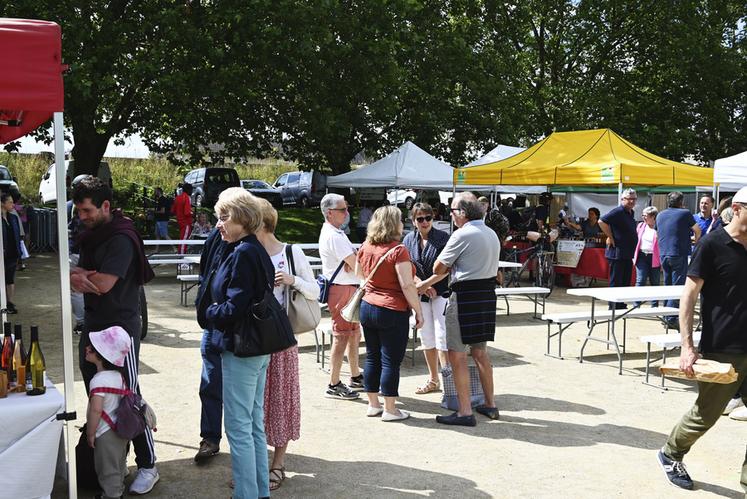 Dimanche 23 juin, au Port de la Creusille à Blois. Sous un superbe soleil, de nombreux passants ont arpenté les allées du marché de producteurs.