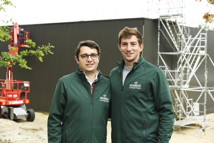 Matthieu Bourgueil et Vianney Baule, deux des gérants de l'entreprise Nemrod, se trouvent sur place pour superviser la fin des travaux de l'usine de La Ferté-Saint-Aubin.