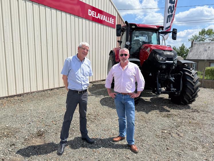 Mardi 25 juin, à Yèvres. Le directeur de la société Duret, Laurent Guyon (à d.), et celui des établissements Delavallée-Rebours, Edmond Delavallée, se sont accordés sur la reprise du second par le premier.