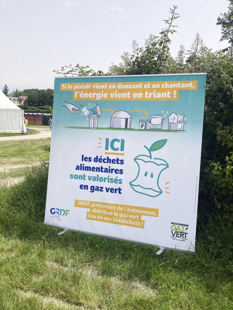 Des panneaux ont été placés par GRDF sur l'événement afin de sensibiliser à l'intérêt de trier ses déchets alimentaires, à la méthanisation ainsi qu'à la production du gaz vert.