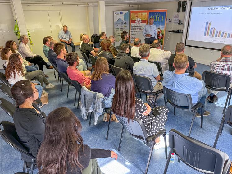 Vendredi 28 juin, à Terminiers. Avant de visiter la Ferme des Arches, les membres du campus Les Champs du possible ont écouté les explications de son PDG, Jean-Luc Parou.