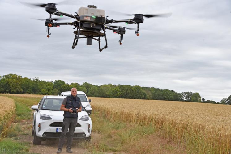 Vendredi 5 juillet, à Perdreauville (Yvelines). Le drone a procédé à un semis de différents couverts sur trois hectares. 