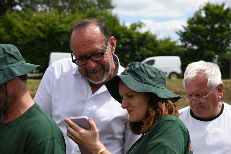 Jeudi 4 juillet, à Jouy-le-Potier. Grâce à un drone, la FNSEA 45 a pu dévoiler en exclusivité les premières images de la fresque vue du ciel à Marc Gaudet, président du Département.