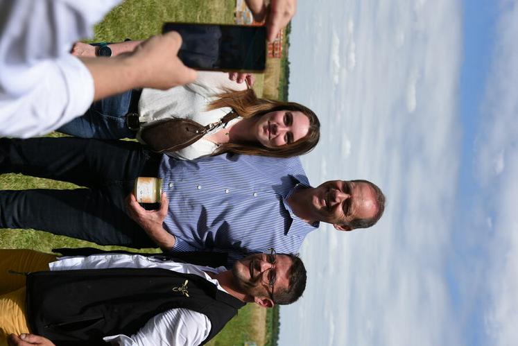 Lundi 8 juillet, à Marcilly-en-Villette. Tout le monde voulait sa photo avec Christian Prudhomme, directeur du Tour.