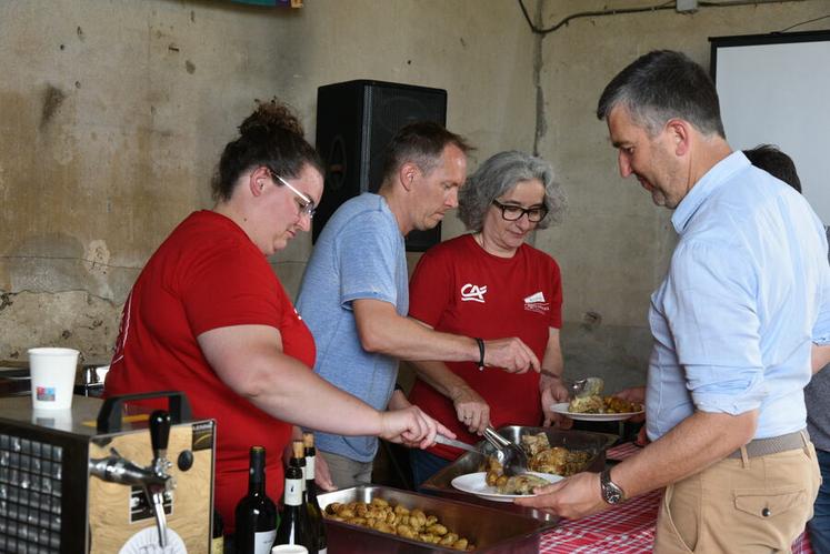 Lundi 8 juillet, à Marcilly-en-Villette. Les Jeunes agriculteurs du Loiret ont géré comme à leur habitude, le repas convivial de cette journée.