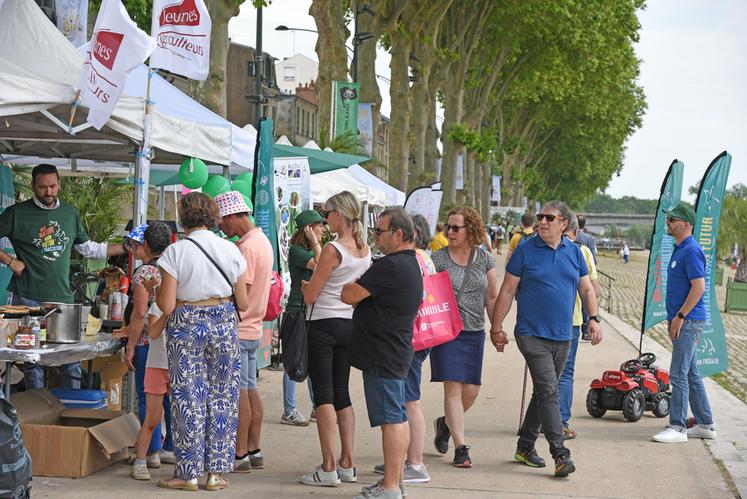 Mardi 9 juillet, à Orléans. Le village agricole de la FNSEA 45 et de JA 45 était situé sur les bords de Loire, face au fleuve.