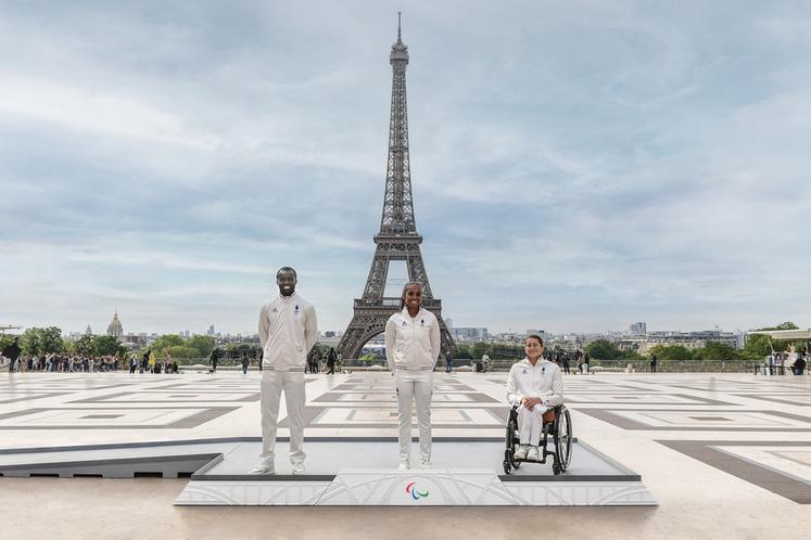 Le 23 mai sur le parvis du Trocadéro à Paris, les athlètes paralympiques Mandy François, Solène Sache et Charles-Antoine Kouakou présentent le podium.